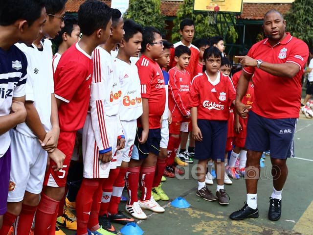 Legenda Liverpool Beri Coaching Clinic Siswa SMPN 85