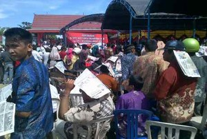 Ancaman Dehidrasi Saat Warga Mamuju Menunggu Jokowi di Bawah Terik Matahari