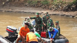 Pangdam Jaya Bersihkan Kali Ciliwung Bersama Para Mahasiswa