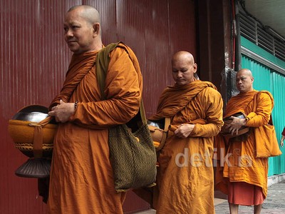 Biksu Lakukan Prosesi Pindapata di Magelang
