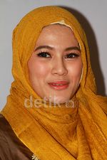 Manisnya Alyssa Soebandono Berkerudung Gold