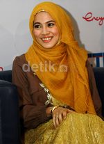 Manisnya Alyssa Soebandono Berkerudung Gold