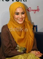 Manisnya Alyssa Soebandono Berkerudung Gold