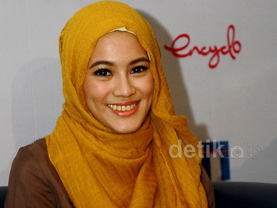 Manisnya Alyssa Soebandono Berkerudung Gold