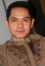 Wajah Kebapakan Dude Harlino