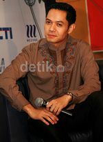 Wajah Kebapakan Dude Harlino