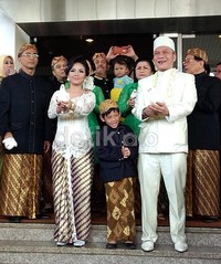 Setelah dinyatakan resmi menjadi suami-istri, Minggu (31/5) Iwa K dan Wikan masih menjalani prosesi adat yang cukup panjang.