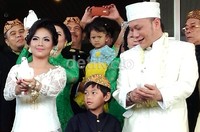 Iwa dan Wikan melepas burung merpati putih.