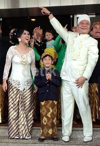 Keduanya tampak bahagia dengan busana pengantin serba putih.
