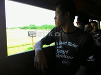 Para Smart Rider naik kereta tua dari Stasiun Ambarawa ke Stasiun Tuntang.