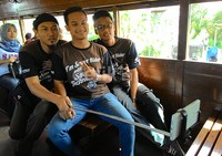 Para Smart Rider berselfie di dalam kereta.