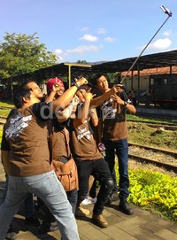 Para Smart Rider selfie di Stasiun Ambarawa.