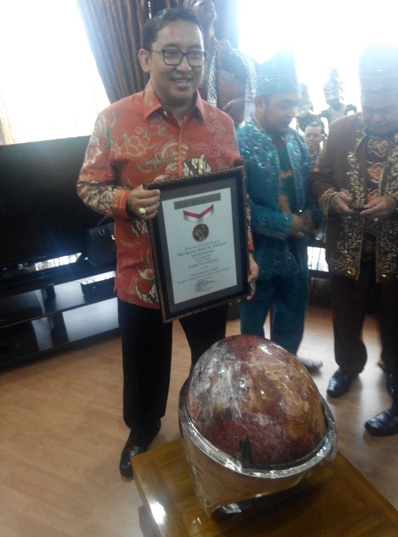 Ultah ke-44, Fadli Zon Dapat Rekor MURI untuk Cincin Batu Akik Terbesar Ultah ke-44, Fadli Zon Dapat Rekor MURI untuk Cincin Batu Akik Terbesar