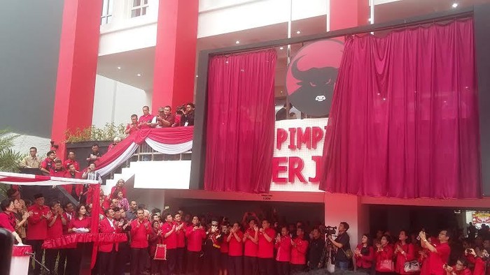 Pencet Tombol Sirine, Mega Resmikan Kantor DPP PDIP