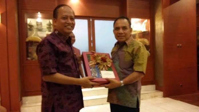 Akhiri Blusukan, Menristek Bersantap Malam di Rumah Dinas Gubernur NTT