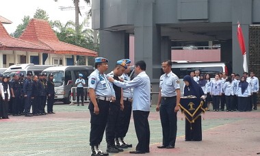 Tertunduk dan Terdiam, Staf LP Banceuy Pengedar Narkoba Dipecat dengan Hormat