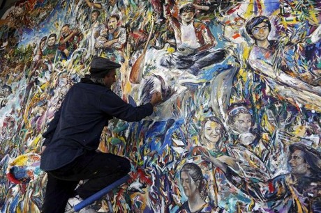 Demonstrasi Besar-besaran, Seniman Turki Bikin Mural Sepanjang 10 Meter