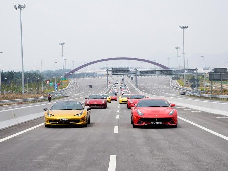 Lihat Ferrari, Seperti Sedang Melihat Gadis Cantik