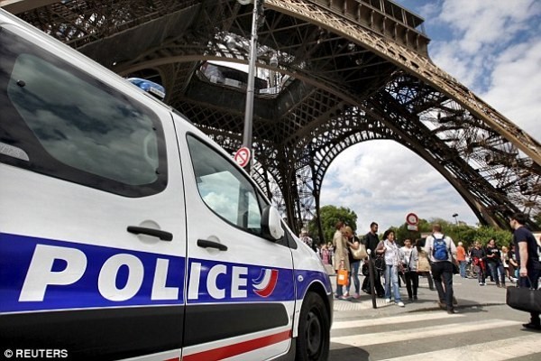 Kepolisian Paris Tangkap Geng Pencopet di Menara Eiffel