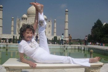 Potret Nenek 97 Tahun yang Menyabet Gelar Guru Yoga Tertua di Dunia