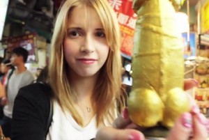 Ketika Traveler Cantik Icip-icip Jajanan Berbentuk Penis