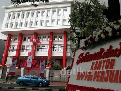 Halaman Kantor Baru PDIP Dipenuhi Karangan Bunga