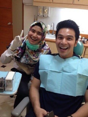 Saat Jonathan Frizzy Lakukan Perawatan Gigi