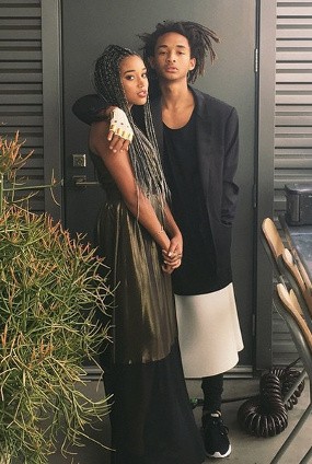 Emily Ratajkowski Bugil Lagi, Putra Will Smith Hadiri Prom Night Kenakan Dress