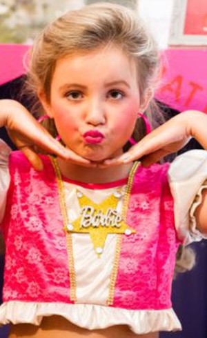 Obsesi Ibu yang Ingin Anaknya Jadi Barbie, Gunakan Make-up Hingga Tanning