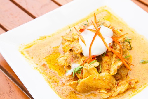 Yuk, Menyegarkan Diri Siang Ini dengan Kari Ayam Merah yang Sedap!