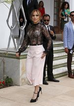 Berbaju Transparan, Jennifer Lopez Pamer Bra