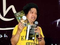 Andrea mengambil tema keluarga, persahabatan, dan juga cinta untuk novel terbarunya itu. Pool/Akew/detikFoto.