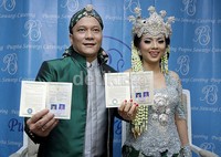 Iwa K dan Wikan resmi menjadi sepasang suami-istri. Pool/Palevi S/detikFoto.