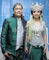 Sebagai mas kawin, Iwa memberikan seperangkat perhiasan dan alat salat.  Pool/Palevi S/detikFoto.