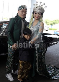 Putra Iwa K dari pernikahannya dengan Selfi, Mikala Saka Pandhiya Hamada Kusuma, juga hadir. Pool/Palevi S/detikFoto.