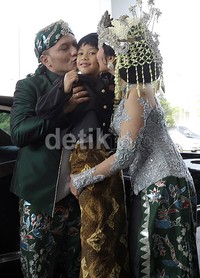 Iwa K dan Wikan mengecup pipi Mikala. Pool/Palevi S/detikFoto.