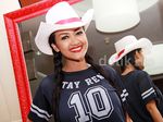 Yihaa! Gaya Julia Perez Bertopi Cowboy