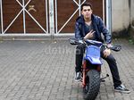 Kevin Julio dan Mini Trail Birunya, Keren Nggak Bro?