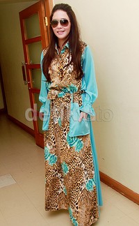 Maia mengenakan baju kaftan bermotif kulit leopard rancangan Ina Thomas. Pool/Gus Mun/detikFoto.