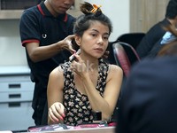 Rambutnya tampak ditata.