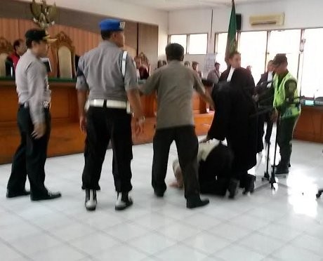 Divonis Bebas, Yance Langsung Sujud Syukur