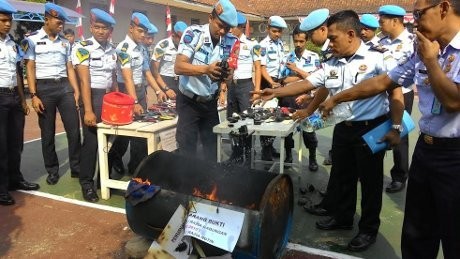 Petugas Bakar 422 Ponsel Hasil Razia di Rutan Kebonwaru