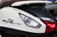 Skutik yang mengusung mesin berkapasitas 125cc itu tersedia dalam tiga warna yaitu New White, Black Mat Titan, dan Vivid Red Metallic.