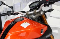 MT-09 tersedia dalam 3 warna yaitu Blazing Orange, Race Blue, Matt Grey.