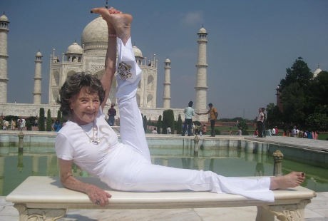 Hebat! di Usia 97 Tahun, Nenek Ini Sabet Gelar Guru Yoga Tertua di Dunia