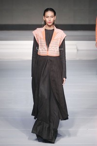 Priyo Oktaviano Spous Cita Tenun Indonesia. Jakarta Fashion & Food Festival 2015 at Ballroom Harris Hotel. Kelapa Gading. Jakarta. [Foto: Mohammad Abduh/Wolipop]