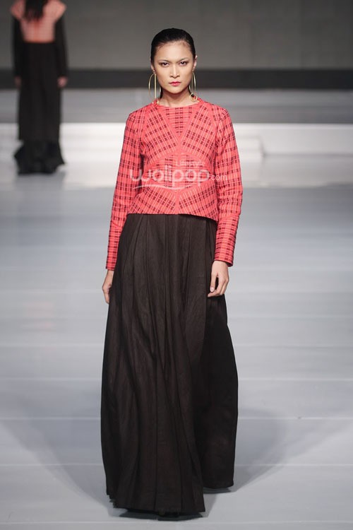 Priyo Oktaviano Spous Cita Tenun Indonesia. Jakarta Fashion & Food Festival 2015 at Ballroom Harris Hotel. Kelapa Gading. Jakarta. [Foto: Mohammad Abduh/Wolipop]