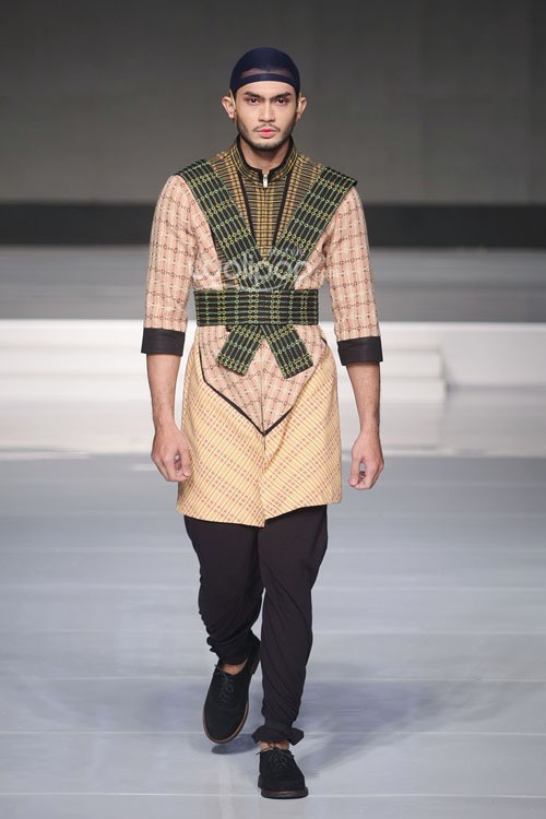 Priyo Oktaviano Spous Cita Tenun Indonesia. Jakarta Fashion & Food Festival 2015 at Ballroom Harris Hotel. Kelapa Gading. Jakarta. [Foto: Mohammad Abduh/Wolipop]