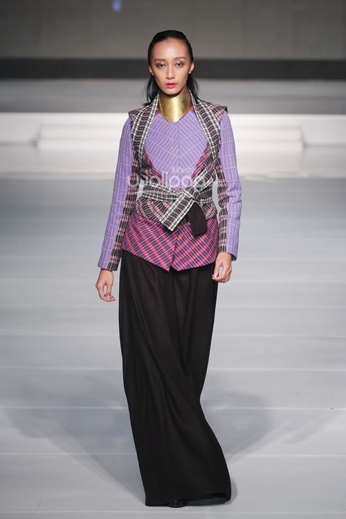 Priyo Oktaviano Spous Cita Tenun Indonesia. Jakarta Fashion & Food Festival 2015 at Ballroom Harris Hotel. Kelapa Gading. Jakarta. [Foto: Mohammad Abduh/Wolipop]