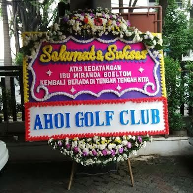 Bebas dari Penjara, Miranda Goeltom Dapat Karangan Bunga dari Club Golf